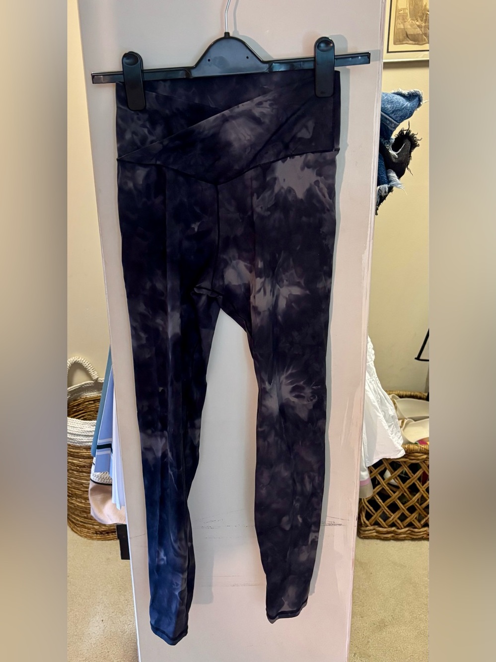 Tie-Dye Black & Gray V- Waist Leggings Size Small
